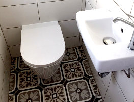 Plattenarbeiten im WC - mit Musterplatten / Musterfliesen